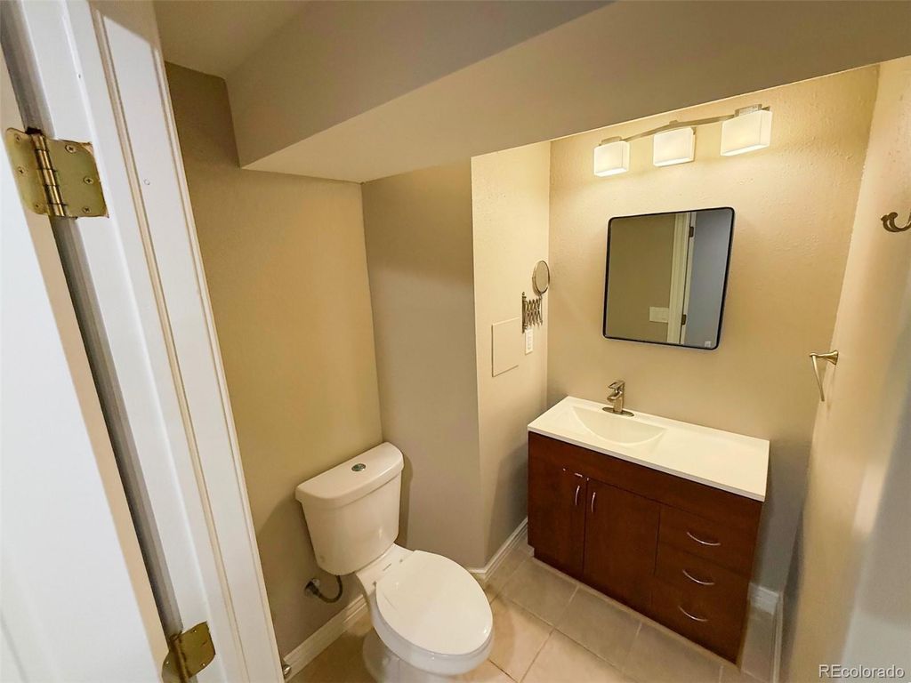 Image 14 of property listing at 10577 W Maplewood Drive B, Littleton, CO 80127