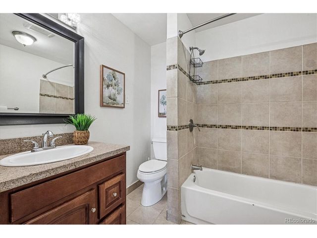 2877 S Logan St, Englewood, CO 80113