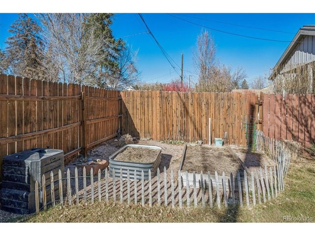 2877 S Logan St, Englewood, CO 80113