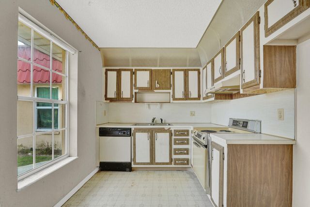 835 Salem Lane, Lake Worth, FL 33467