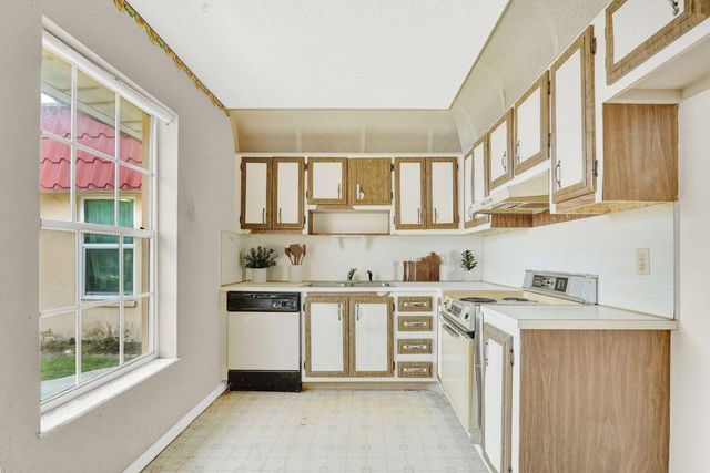 835 Salem Lane, Lake Worth, FL 33467