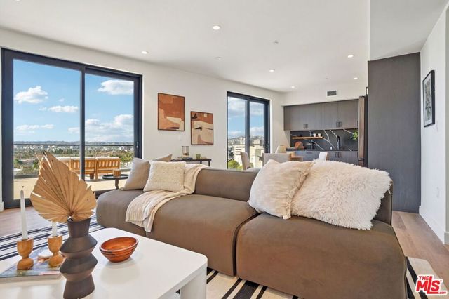 1110 S Spaulding Avenue PH2, Los Angeles, CA 90019