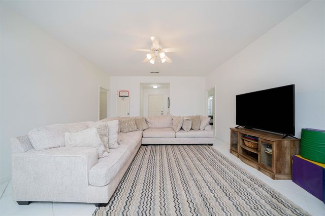 1705 E Leach St, Kilgore, TX 75662