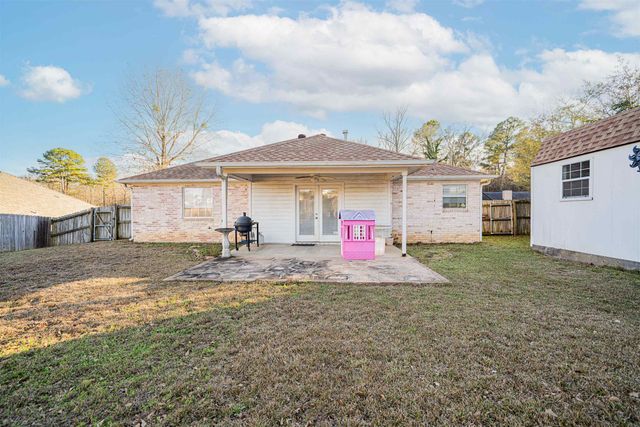 1705 E Leach St, Kilgore, TX 75662