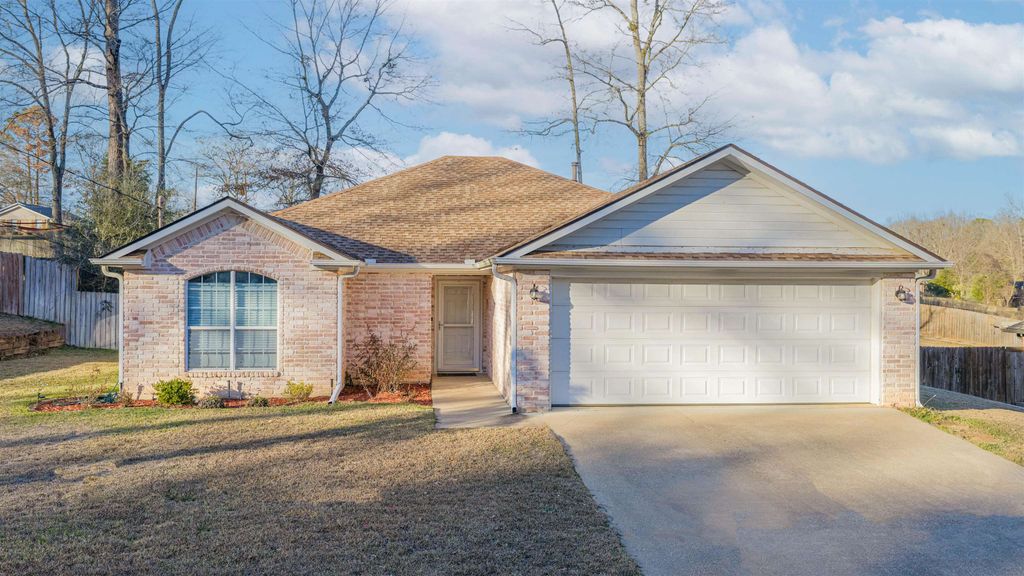 1705 E Leach St, Kilgore, TX 75662