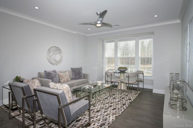 75 Circle Drive 92-206, Central Islip, NY 11722