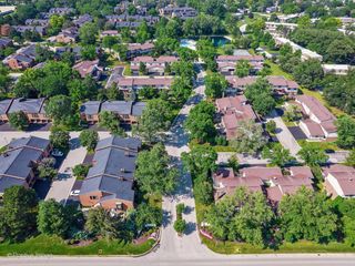 19W182 Ginny Lane E 182, Oak Brook, IL 60523