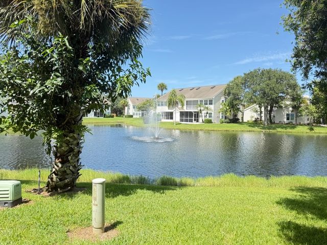 1934 Westminster Circle 9-5, Vero Beach, FL 32966