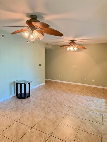 1934 Westminster Circle 9-5, Vero Beach, FL 32966