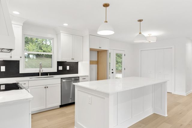 146 Lakeside Park Dr, Hendersonville, TN 37075