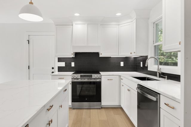 146 Lakeside Park Dr, Hendersonville, TN 37075