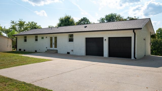 146 Lakeside Park Dr, Hendersonville, TN 37075