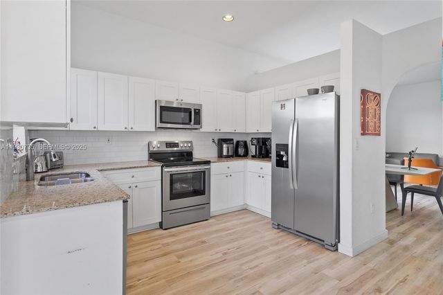 10613 NW 57th St, Doral, FL 33178