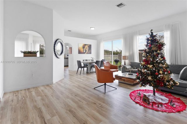 10613 NW 57th St, Doral, FL 33178