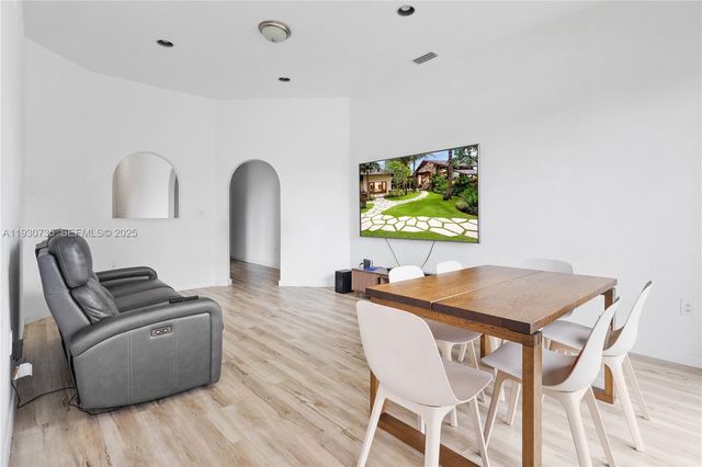 10613 NW 57th St, Doral, FL 33178