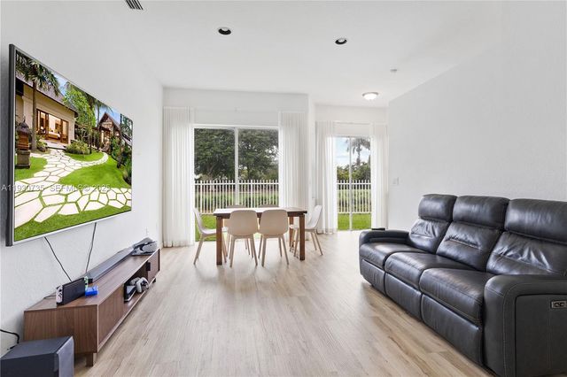 10613 NW 57th St, Doral, FL 33178