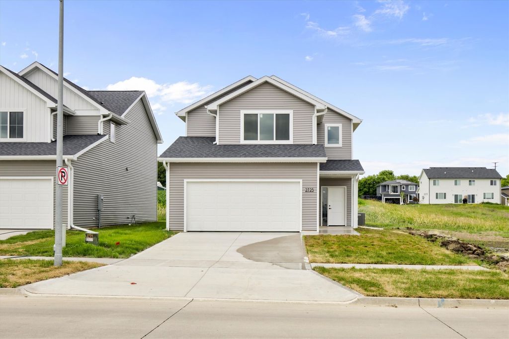 2725 Yordi Drive Drive, Norwalk, IA 50211