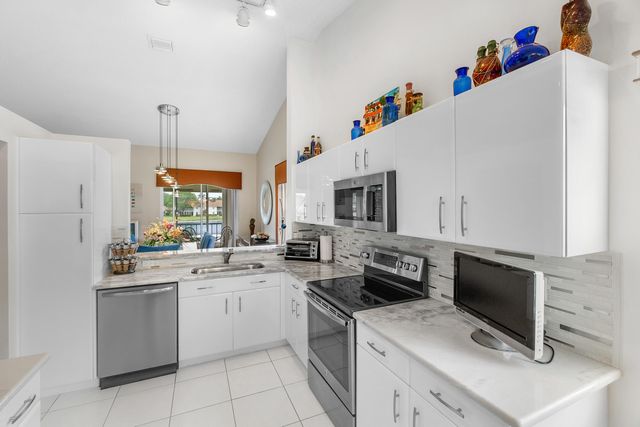 9829 Seacrest Circle 202, Boynton Beach, FL 33437