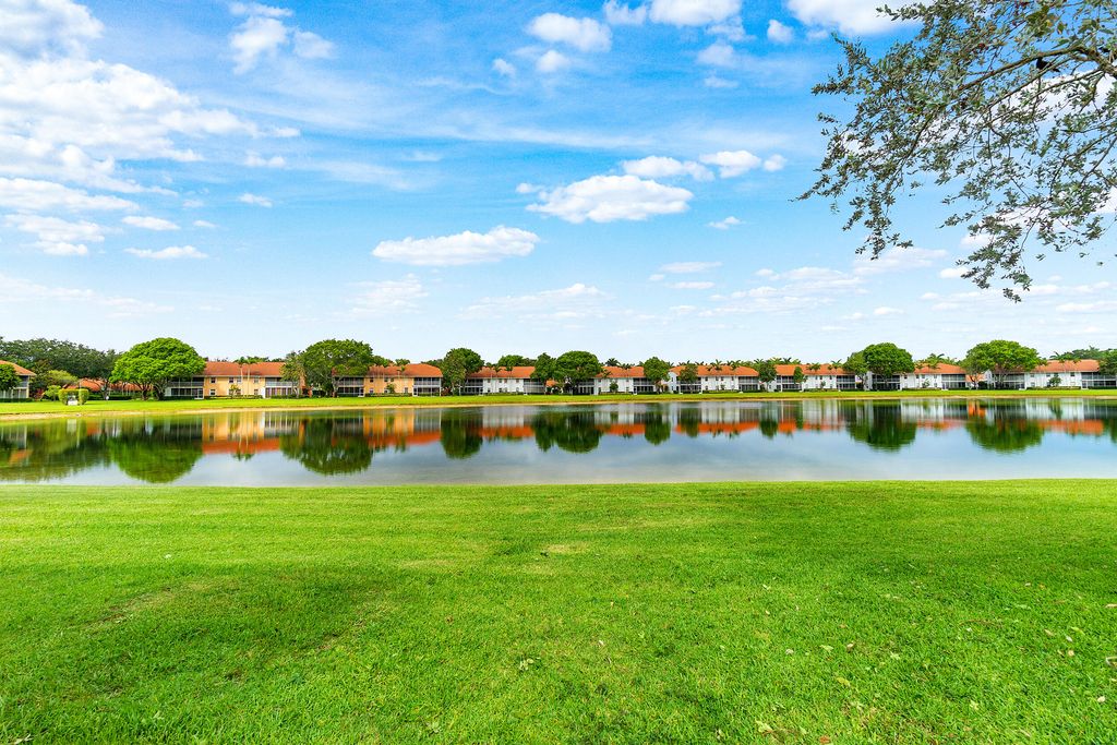 9829 Seacrest Circle 202, Boynton Beach, FL 33437