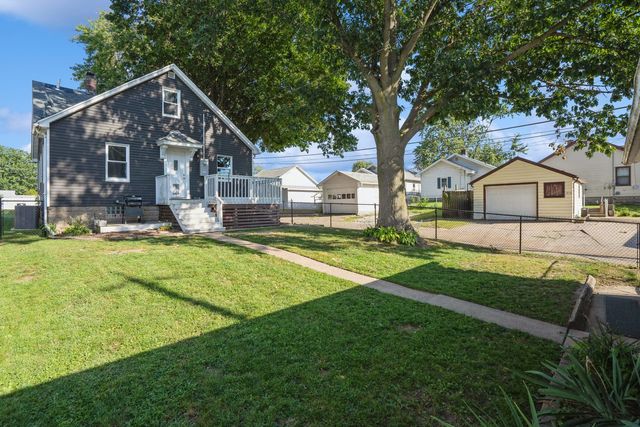 2216 N Sturdevant Street, Davenport, IA 52804