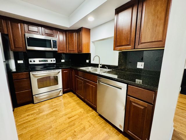 35 Foxcroft Road 115, Naperville, IL 60565
