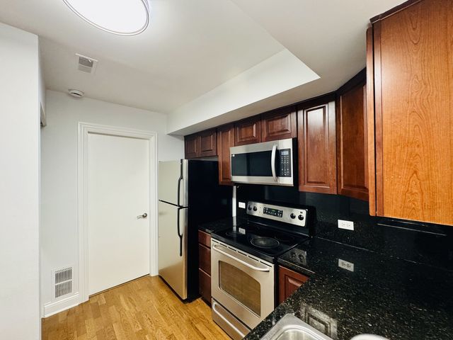 35 Foxcroft Road 115, Naperville, IL 60565