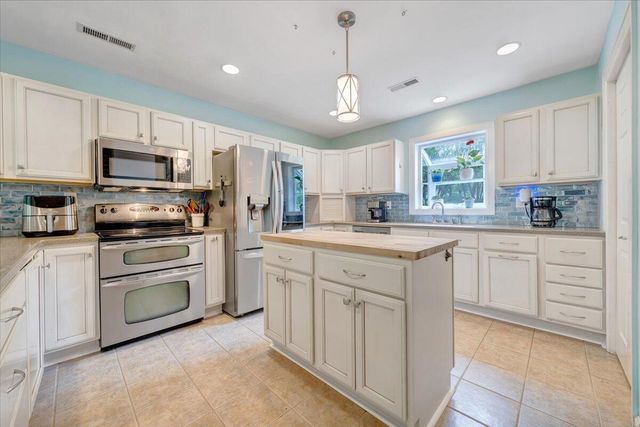 7609 Countrywood DR, Roanoke, VA 24018