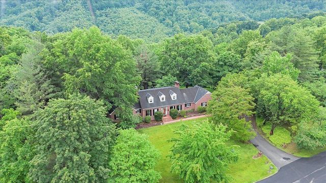 7609 Countrywood DR, Roanoke, VA 24018