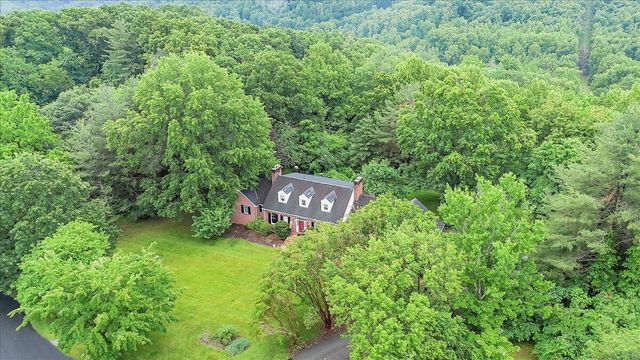 7609 Countrywood DR, Roanoke, VA 24018