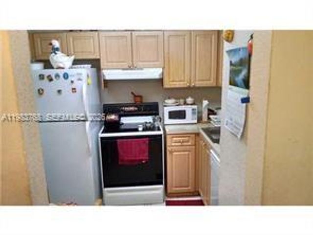 9320 Fontainebleau Blvd 109, Miami, FL 33172