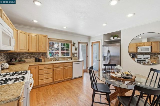210 Vista Way, Martinez, CA 94553