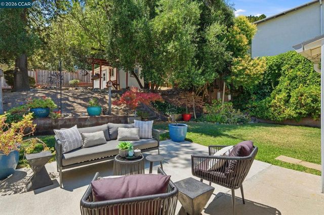 210 Vista Way, Martinez, CA 94553
