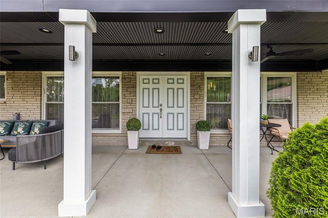 9443 Oakwood Manor Lane, Sunset Hills, MO 63126