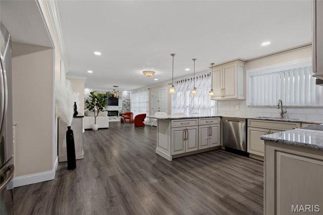 9443 Oakwood Manor Lane, Sunset Hills, MO 63126