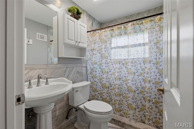 9443 Oakwood Manor Lane, Sunset Hills, MO 63126