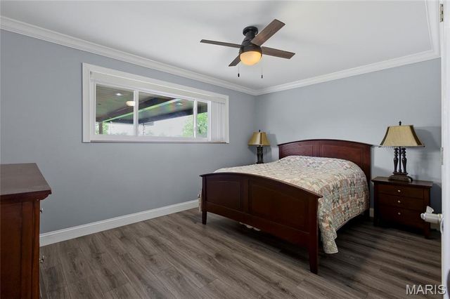 9443 Oakwood Manor Lane, Sunset Hills, MO 63126