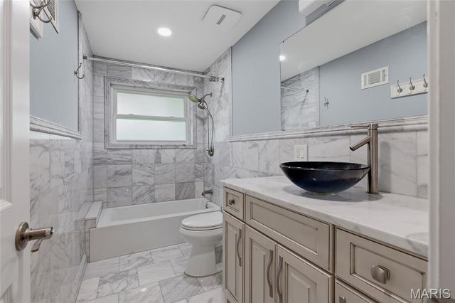 9443 Oakwood Manor Lane, Sunset Hills, MO 63126