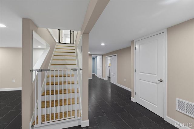 9443 Oakwood Manor Lane, Sunset Hills, MO 63126