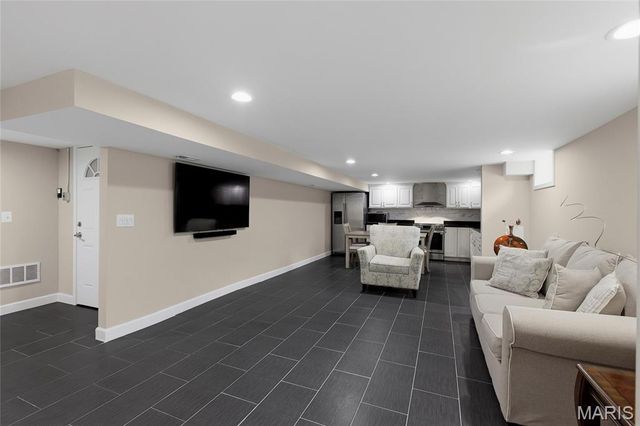9443 Oakwood Manor Lane, Sunset Hills, MO 63126