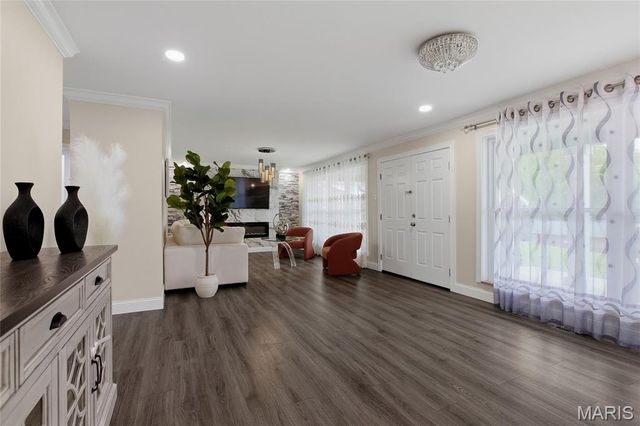 9443 Oakwood Manor Lane, Sunset Hills, MO 63126