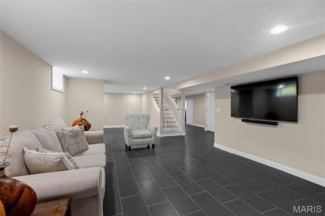 9443 Oakwood Manor Lane, Sunset Hills, MO 63126