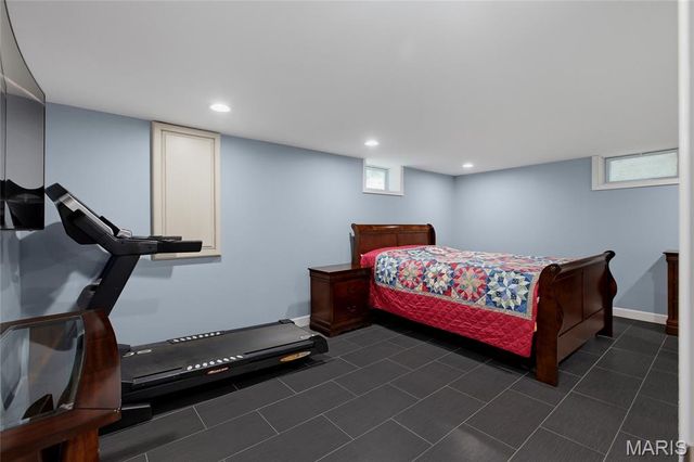9443 Oakwood Manor Lane, Sunset Hills, MO 63126