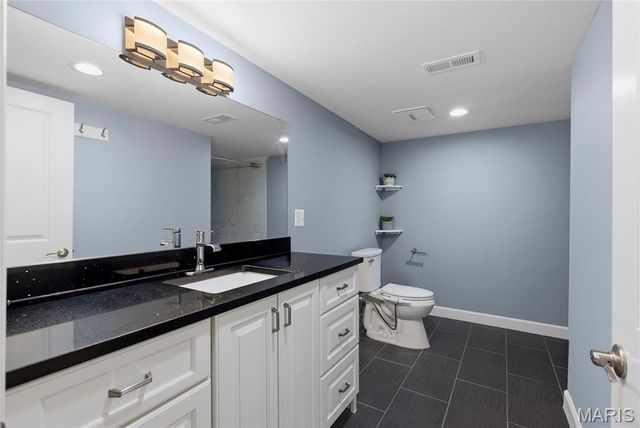 9443 Oakwood Manor Lane, Sunset Hills, MO 63126