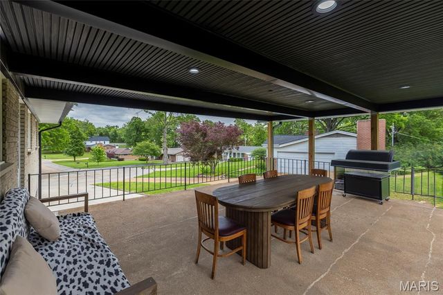 9443 Oakwood Manor Lane, Sunset Hills, MO 63126