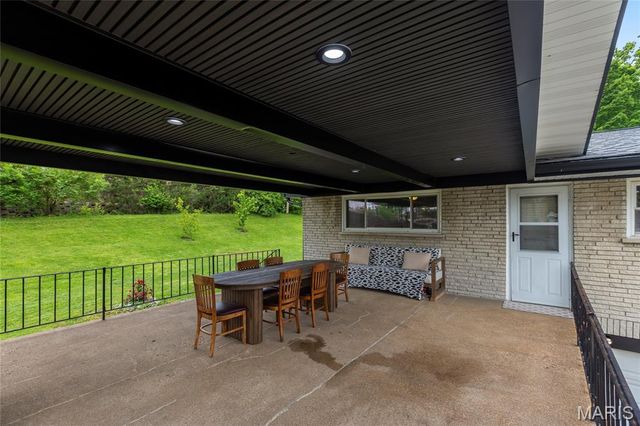 9443 Oakwood Manor Lane, Sunset Hills, MO 63126