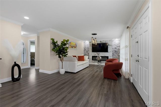 9443 Oakwood Manor Lane, Sunset Hills, MO 63126