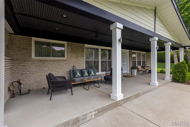 9443 Oakwood Manor Lane, Sunset Hills, MO 63126