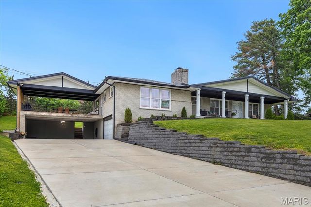 9443 Oakwood Manor Lane, Sunset Hills, MO 63126