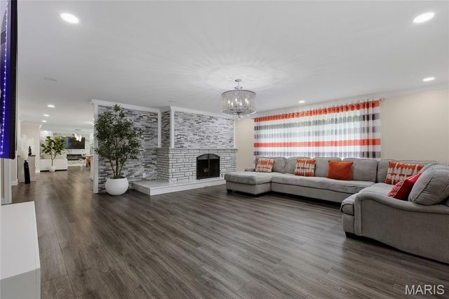 9443 Oakwood Manor Lane, Sunset Hills, MO 63126