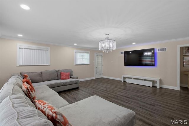 9443 Oakwood Manor Lane, Sunset Hills, MO 63126